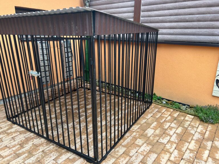 Kojec dla psa 2,5×2 m – stalowy z dachem