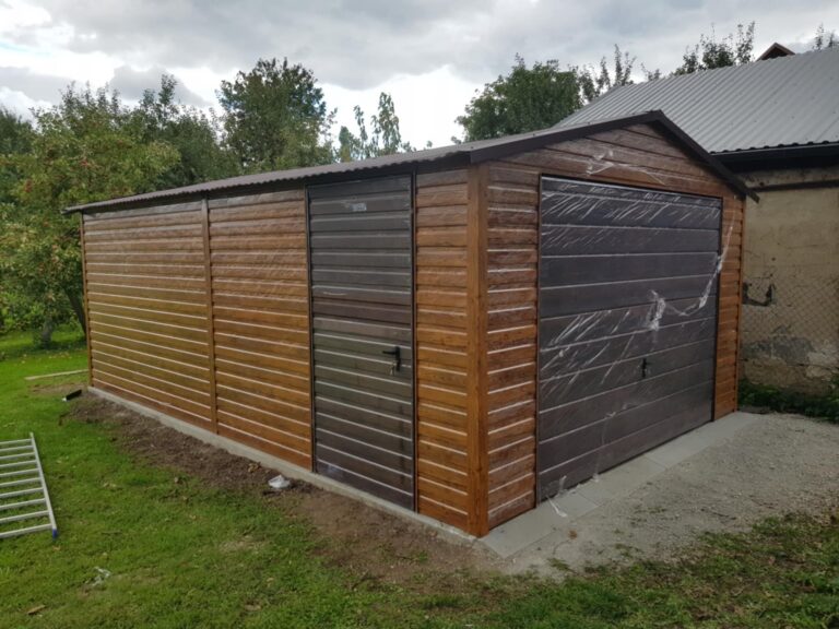 Garaż blaszany 4×6 m – dwuspadowy, złoty dąb
